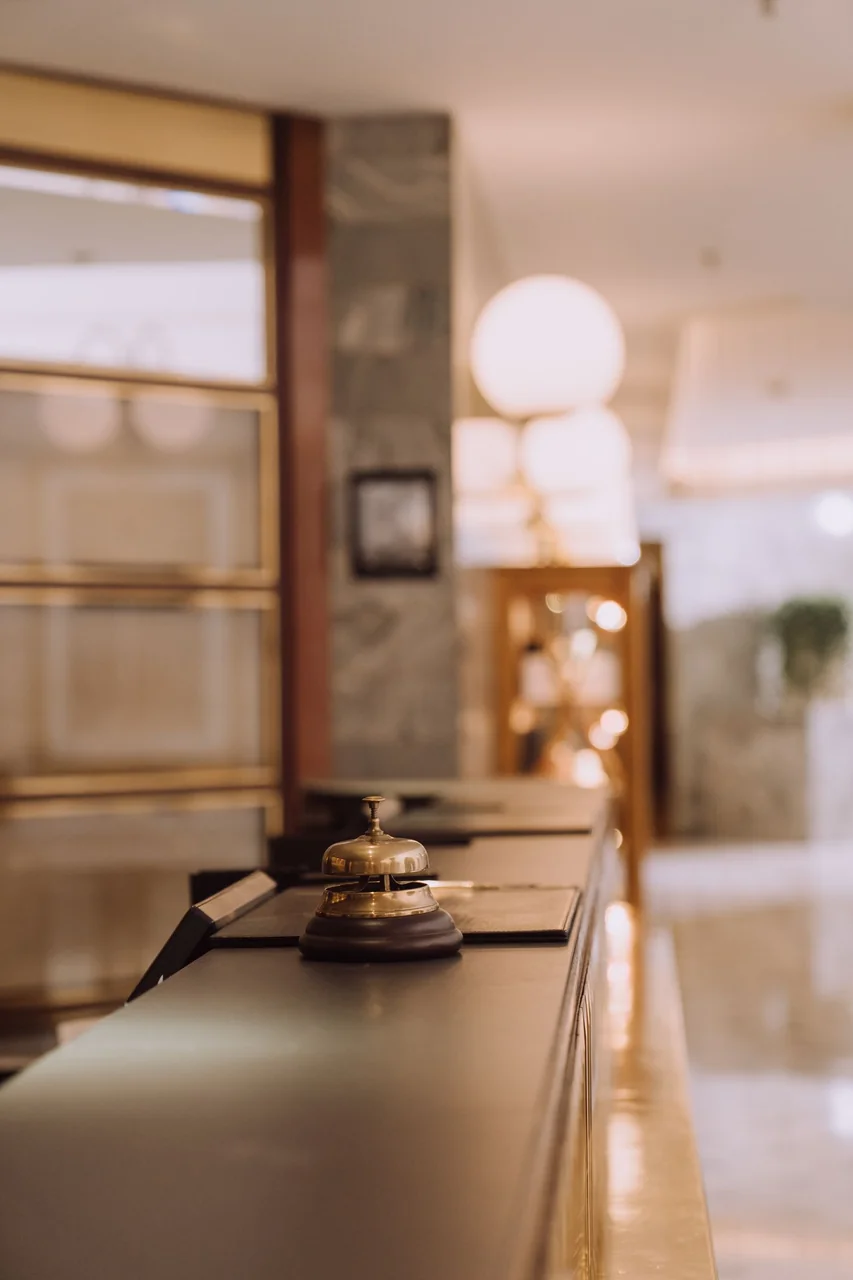 Detajl recepcije s klasičnim hotelskim zvoncem