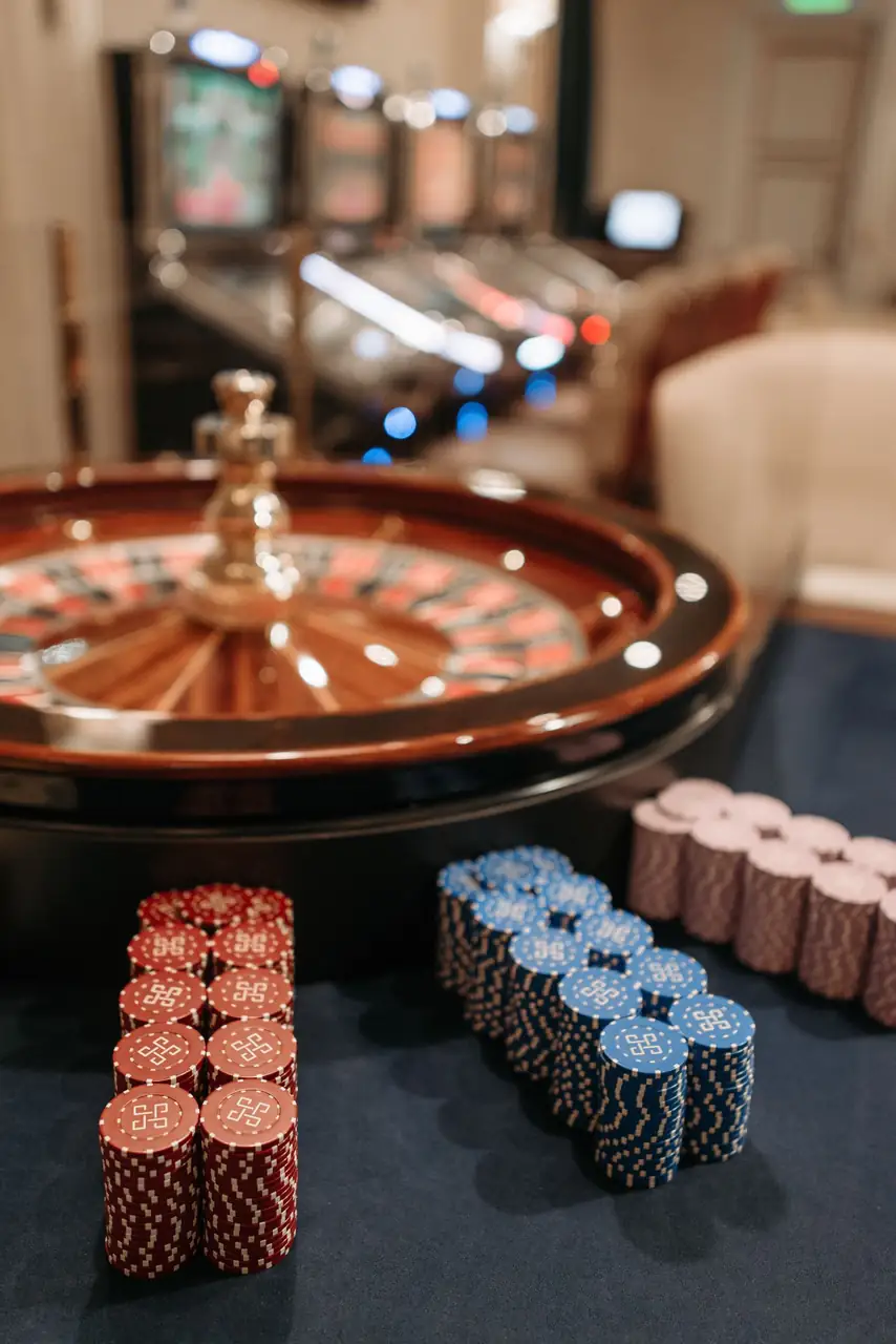 Poker žetoni in karte na mizi