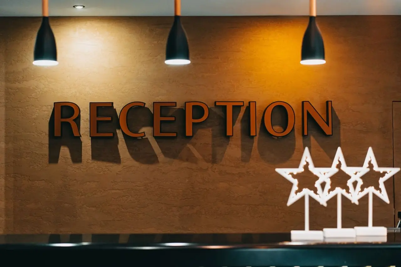 Elegantno osvetljen večerni ambient casinoja